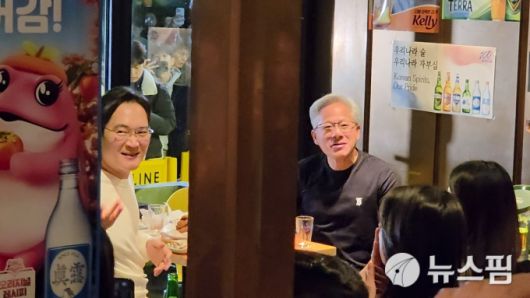 [서울=뉴스핌] 김아영 기자 = 이재용 삼성그룹 회장이 지난 30일 서울 강남구 삼성역 인근 깐부치킨 매장에서 정의선 현대차그룹 회장, 젠슨 황 엔비디아 최고경영자(CEO)와 치킨 회동을 하고 있다. 2025.10.31 aykim@newspim.com