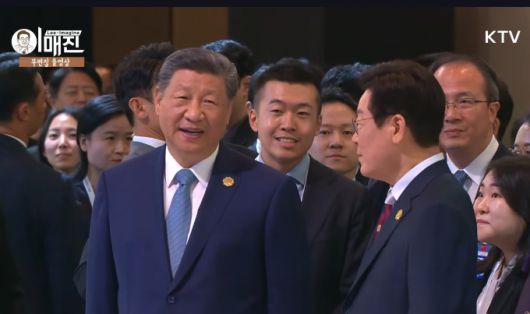 이재명 대통령과 시진핑 중국 국가 주석이 31일 경주 한 호텔에서 열린 아시아태평양경제협력체(APEC) 정상회의 환영 만찬에서 밝은 표정으로 대화를 나누고 있다. [사진=KTV]