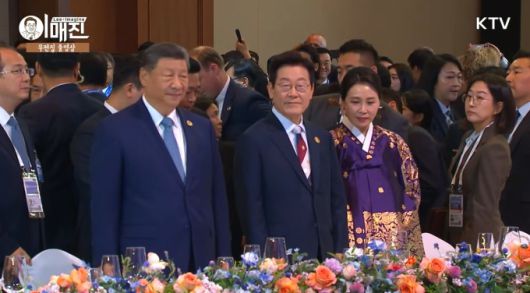 이재명 대통령과 김혜경 여사가 31일 경주 한 호텔에서 열린 아시아태평양경제협력체(APEC) 정상회의 환영 만찬에서 시진핑 중국 국가주석과 나란히 자리하고 있다. [사진=KTV]