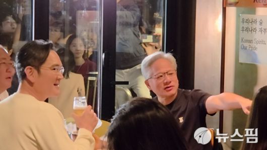 [서울=뉴스핌] 김아영 기자 = 이재용 삼성그룹 회장이 지난 30일 서울 강남구 삼성역 인근 깐부치킨 매장에서 정의선 현대차그룹 회장, 젠슨 황 엔비디아 최고경영자(CEO)와 치킨 회동을 하고 있다. 2025.10.31 aykim@newspim.com