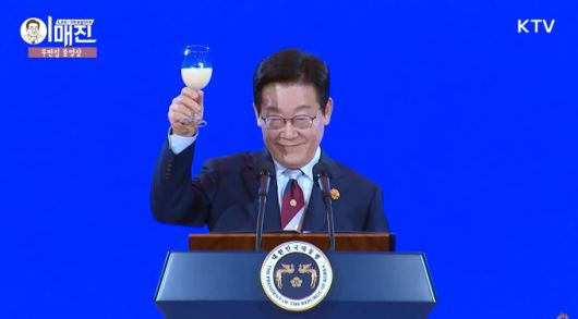 이재명 대통령이 31일 경주 한 호텔에서 아시아태평양경제협력체(APEC) 정상회의 환영 만찬에서 건배사를 하고 있다. [사진=KTV]