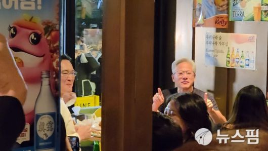 [서울=뉴스핌] 김아영 기자 = 이재용 삼성그룹 회장이 지난 30일 서울 강남구 삼성역 인근 깐부치킨 매장에서 정의선 현대차그룹 회장, 젠슨 황 엔비디아 최고경영자(CEO)와 치킨 회동을 하고 있다. 2025.10.31 aykim@newspim.com