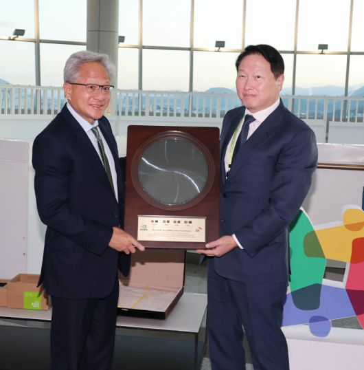 최태원 대한상의(SK그룹) 회장(오른쪽)과 젠슨 황 엔비디아 최고경영자(CEO)가 기념촬영을 하고 있다. [사진=대한상의]