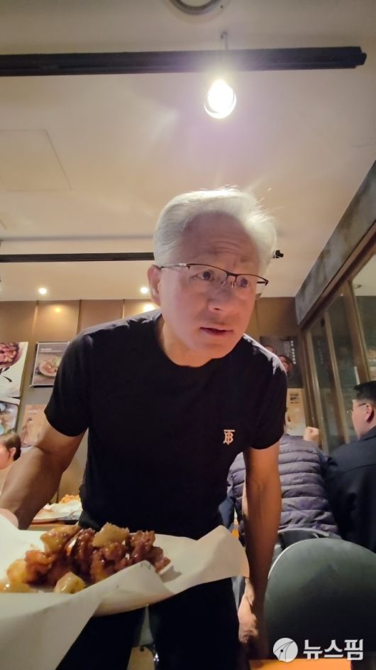 [서울=뉴스핌] 김아영 기자 = 이재용 삼성그룹 회장이 지난 30일 서울 강남구 삼성역 인근 깐부치킨 매장에서 정의선 현대차그룹 회장, 젠슨 황 엔비디아 최고경영자(CEO)와 치킨 회동을 하고 있다. 2025.10.31 aykim@newspim.com