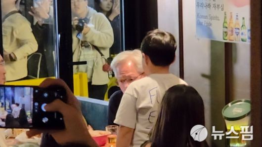 [서울=뉴스핌] 김아영 기자 = 이재용 삼성그룹 회장이 지난 30일 서울 강남구 삼성역 인근 깐부치킨 매장에서 정의선 현대차그룹 회장, 젠슨 황 엔비디아 최고경영자(CEO)와 치킨 회동을 하고 있다. 2025.10.31 aykim@newspim.com