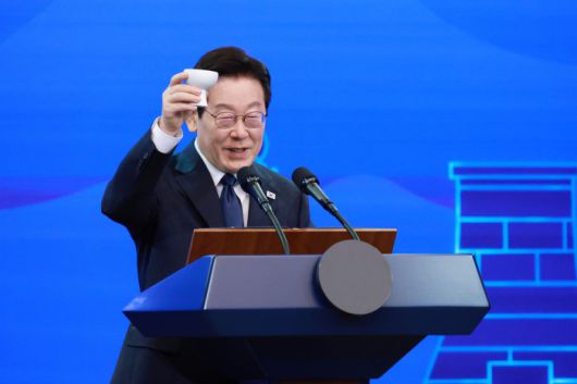 [서울=뉴스핌] 이재명 대통령이 1일 경북 경주 소노캄 호텔에서 열린 한중 정상 국빈 만찬에서 건배제의를 하고 있다. [사진=APEC 2025 KOREA & 연합뉴스] 2025.11.01 photo@newspim.com