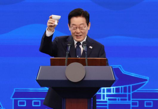 [서울=뉴스핌] 이재명 대통령이 1일 경북 경주 소노캄 호텔에서 열린 한중 정상 국빈 만찬에서 건배제의를 하고 있다. [사진=APEC 2025 KOREA & 연합뉴스] 2025.11.01 photo@newspim.com