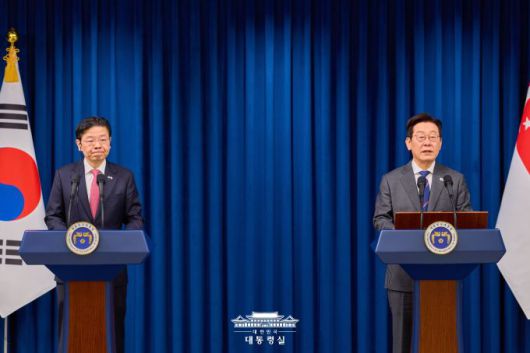 이재명 대통령과 로런스 웡 싱가포르 총리가 2일 오전 용산 대통령실에서 한국-싱가포르 정상회담 후 공동 언론 발표를 하고 있다. [사진=대통령실]