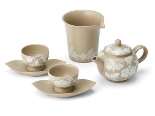 로런스 웡 싱가포르 총리와 정상회담을 한 이재명 대통령은 2일 공식 방한한 웡 총리에게 나전칠기 장식이 된 일렉트릭 기타를 선물했다. 부인 루 즈 루이 여사에게는 목련 문양 다기 세트가 전달됐다. [사진=KTV]