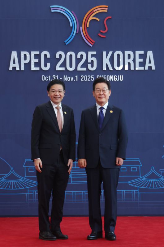 [서울=뉴스핌] 이재명 대통령이 31일 오전 경북 경주시 경주화백컨벤션센터(HICO)에서 열린 2025 아시아태평양경제협력체(APEC) 정상회의에 참석한 로런스 웡 싱가포르 총리와 기념 사진을 촬영하고 있다. [사진=APEC 2025 KOREA & 연합뉴스] 2025.10.31 photo@newspim.com