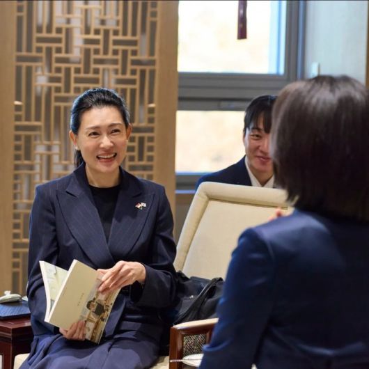 김혜경(오른쪽) 여사가 로런스 웡 싱가포르 총리 부인 루 즈 루이 여사에게 2일 용산 대통령실에서 친교의 시간을 보내면서 요리책을 선물하고 있다. [사진=KTV]