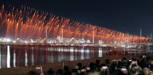 경북 포항시와 포항문화재단이 11월 첫날인 1일, 송도해수욕장에서 전국 최초로 선 보인 '해변 낙화놀이' 퍼포먼스.[사진=포항시]2025.11.02 nulcheon@newspim.com