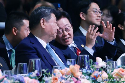 [서울=뉴스핌] 이재명 대통령과 시진핑 중국 국가주석이 31일 경북 경주의 한 호텔에서 열린 APEC 정상회의 환영 만찬에서 대화를 나누고 있다. [사진=APEC 2025 KOREA & 연합뉴스] 2025.10.31 photo@newspim.com