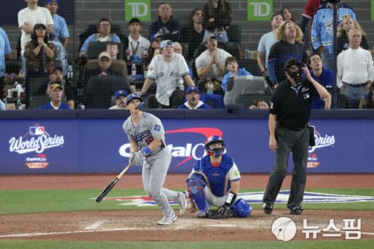 [토론토 로이터=뉴스핌] 장환수 스포츠전문기자= 역사를 바꾼 홈런의 주인공 윌 스미스가 연장 11회초 역전 결승 홈런을 날리고 있다. 2025.11.03 zangpabo@newspim.com