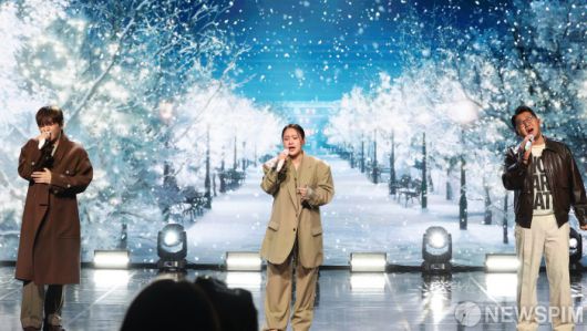 [서울=뉴스핌] 최지환 기자 = 어반자카파 멤버 조현아, 권순일, 박용인이 3일 오후 서울 강남구 일지아트홀에서 열린 어반자카파 신규 EP앨범 'STAY' 발매 쇼케이스에서 타이틀곡 STAY 무대를 선보이고 있다.  2025.11.03 choipix16@newspim.com