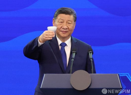 [서울=뉴스핌] 시진핑 중국 국가주석이 1일 경북 경주 소노캄 호텔에서 열린 한중 정상 국빈 만찬에서 건배제의를 하고 있다. [사진=APEC 2025 KOREA & 연합뉴스] 2025.11.01 photo@newspim.com