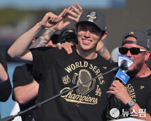 [로스앤젤레스 로이터=뉴스핌] 박상욱 기자=사사키 로키가 4일 로스앤젤레스 도심에서 열린 카페레이드에서 환호하는 팬들을 향해 손을 들어보이며 환하게 웃고 있다. 2025.11.04 psoq1337@newspim.com
