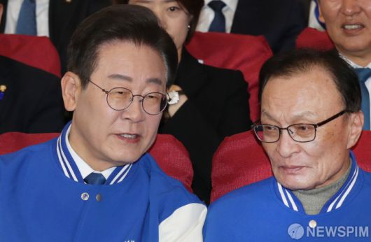 [서울=뉴스핌] 이형석 기자 = 이재명 더불어민주당 대표와 이해찬 상임공동선대위원장이 10일 국회 의원회관 종합상황실에서 웃으며 대화하고 있다. 2024.04.10 leehs@newspim.com