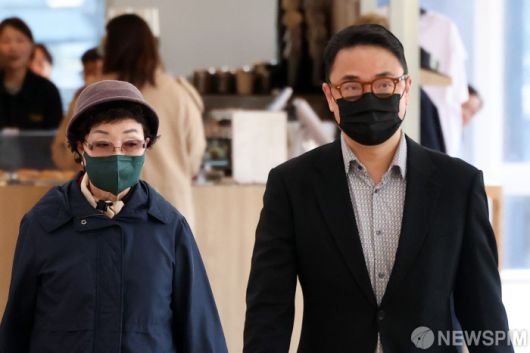 [서울=뉴스핌] 최지환 기자 = 양평 공흥지구 개발 특혜 의혹을 받는 김건희 여사의 모친 최은순 씨와 오빠 김진우 씨가 4일 오전 서울 종로구광화문 KT 빌딩에 마련된 김건희특검 사무실에 피의자 신분으로 출석하고 있다. 2025.11.04 choipix16@newspim.com
