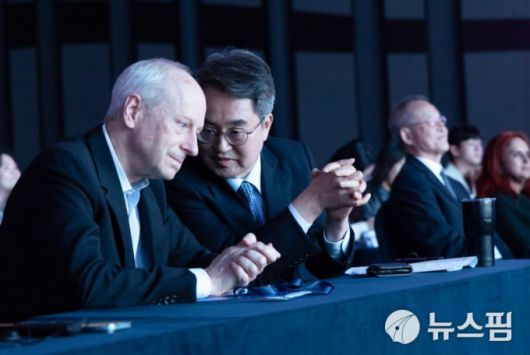 [광명=뉴스핌] 박승봉 기자 = 2025.11.04 1141world@김동연 경기도지사는 4일 자신의 페이스북을 통해 "샌델 교수님을 직접 만나 이야기를 나눴다. 저서 대부분을 읽을 정도로 팬인 나에게는 무척 기쁜 일이었다"고 소감을 전했다. [사진=김동연 경기도지사 SNS]