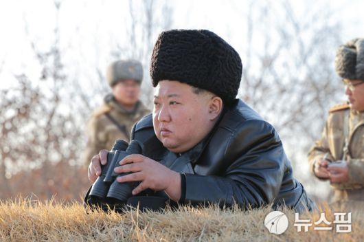 김정은 북한 국무위원장이 지난 2월 27일 핵 무기 운용을 위한 전략순항미사일 발사훈련을 참관했다고 관영 조선중앙통신이 28일 보도했다. 사진은 김정은이 쌍안경을 든 채 순항미사일의 타격 장면을 지켜보는 모습. [사진=노동신문] 2025.02.28