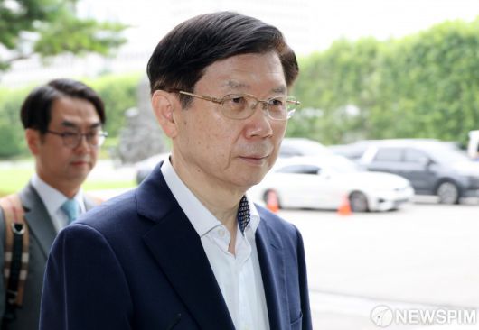 [서울=뉴스핌] 정일구 기자 = 박종준 전 대통령경호처장이 11일 오전 서울 서초구 서울고등검찰청에 마련된 내란 특검 사무실로 소환 조사를 받기 위해 출석하고 있다. 2025.08.11 mironj19@newspim.com