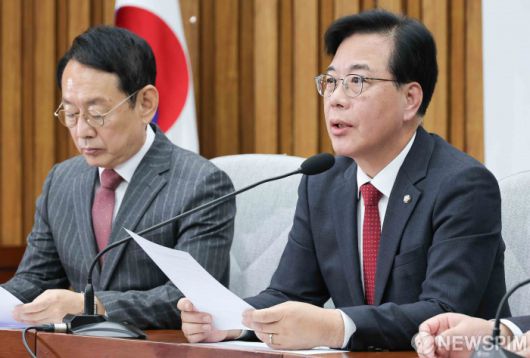 [서울=뉴스핌] 윤창빈 기자 = 송언석 국민의힘 원내대표가 7일 오전 서울 여의도 국회에서 열린 원내대책회의에서 모두발언을 하고 있다. 2025.11.07 pangbin@newspim.com