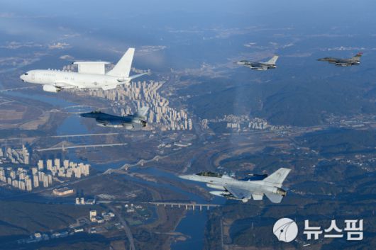 한미 합참의장이 세종 인근 상공에서 한국 항공통제기(E-737)등 5대가 참가한 가운데 연합 편대비행을 지휘하고 있다. [사진=합동참모본부 제공] 2025.11.03 gomsi@newspim.com