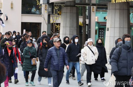 국토교통부와 한국교통안전공단이 2023년 '제14회 보행자의 날'을 맞아 서울 광화문 광장에서 기념식을 개최한 가운데 시민들이 걷기행사에 참여하고 있다. [사진=뉴스핌DB]