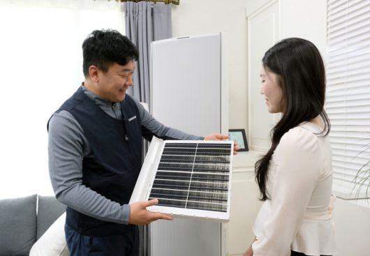삼성전자서비스 엔지니어가 에어컨 필터 상태를 확인하는 모습 [사진=삼성전자]