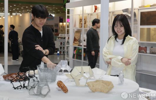 [서울=뉴스핌] 양윤모 기자 = 국내 디자인 업계 최신 흐름을 한눈에 볼 수 있는 '2025 서울디자인페스티벌'이 12일 서울 강남구 코엑스에서 열렸다. 올해로 24회를 맞은 이번 행사는 '디자인하우스'가 주최, '월간 디자인'이 주관하고, 크리에이티브 그룹 '레벨나인(Rebel9)'이 아트 디렉터를 맡았으며 16일까지 열린다. 2025.11.12  yym58@newspim.com