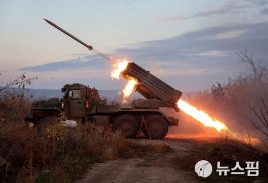[코스티안티니우카 로이터=뉴스핌] 홍우리 특파원 = 23일(현지 시간) 우크라이나군 제148 독립포병여단 '지토미르' 소속 군인들이 우크라이나 도네츠크 지역 최전선 도시인 코스티안티니우카 인근에서 러시아군을 향해 BM-21 그라드 다연장 로켓포를 발사하고 있다. 2025.10.24 hongwoori84@newspim.com