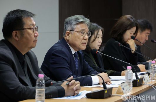 [서울=뉴스핌] 이길동 기자 = 허민 국가유산청장이 17일 서울 종로구 국립고궁박물관에서 열린  종묘 앞 세운재정비촉진계획 관련 국가유산청 입장 및 향후 대응 발표 기자회견에서 취재진의 질문에 답하고 있다.2025.11.17gdlee@newspim.com