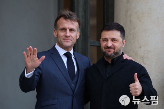 [파리=뉴스핌] 장일현 특파원 = 에마뉘엘 마크롱(왼쪽) 프랑스 대통령이 17일(현지 시간) 파리 엘리지궁에서 볼로디미르 젤렌스키 우크라이나 대통령을 맞이하고 있다. 젤렌스키 대통령의 프랑스 방문은 이번이 9번째이다. 2025.11.17. ihjang67@newspim.com
