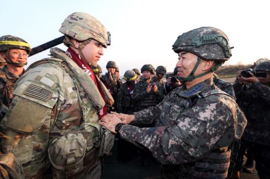 [서울=뉴스핌] 박성준 기자 = 20일 진영승 합참의장이 호국훈련에 참가한 미군장병을 격려하고 있다. [사진=국방일보 제공] 2025.11.20 parksj@newspim.com