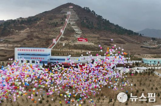 [서울=뉴스핌] 이영종 통일전문기자 = 20일 준공식을 한 북한 강원도 회양군민발전소. 유역변경 방식의 중소규모 수력발전소로 파악되고 있다. [사진=노동신문] 2025.11.21 yjlee@newspim.com