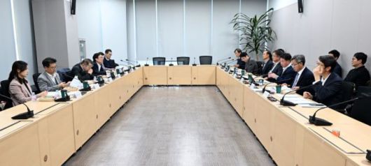 국토교통부(사진 왼쪽) 주택토지실과 서울시(사진 오른쪽) 주택실의 실장과 실무자들이 1차 실무회의를 갖고 주택시장 현안에 대해 논의하는 자리를 가졌다. [사진=서울시]