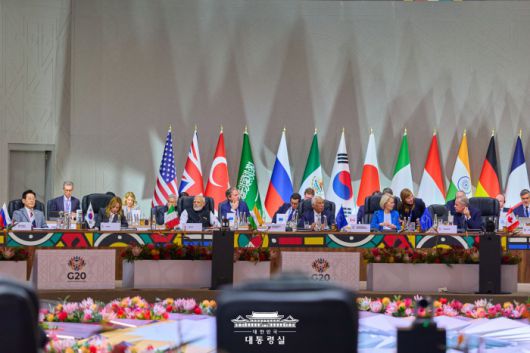 [서울=뉴스핌] 이재명 대통령이 지난 22일(현지시간) 남아프리카공화국 요하네스버그에서 열린 주요 20개국(G20) 정상회의 1세션에 자리하고 있다. [사진=대통령실] 2025.11.23 photo@newspim.com