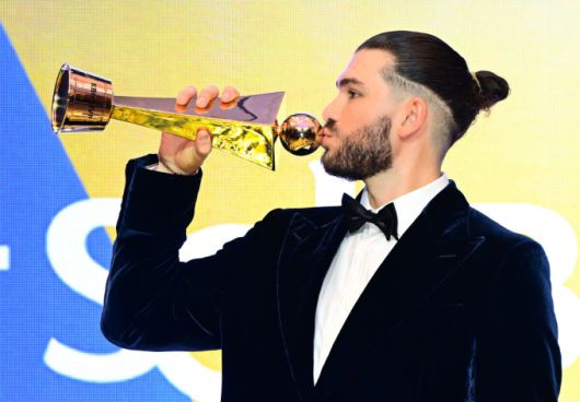 [서울=뉴스핌] 장환수 스포츠전문기자= 코디 폰세가 24일 KBO 시상식에서 MVP 트로피에 입을 맞추고 있다. [사진=KBO] 2025.11.24 zangpabo@newspim.com