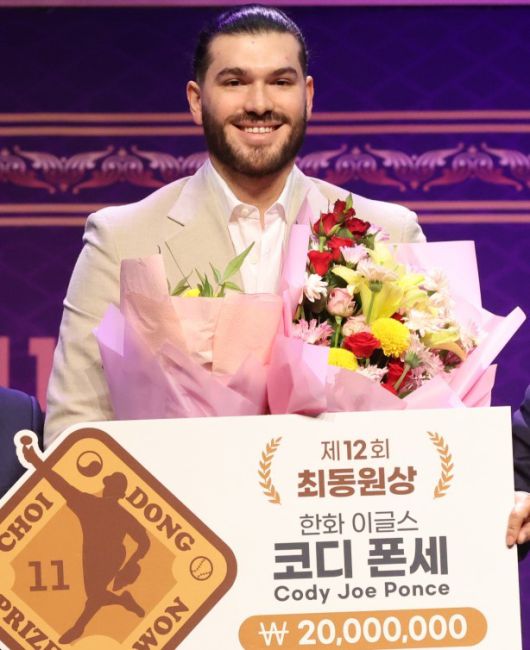 폰세가 11일 최동원상을 받은 후 기념 촬영을 하고 있다. [사진=최동원기념사업회]