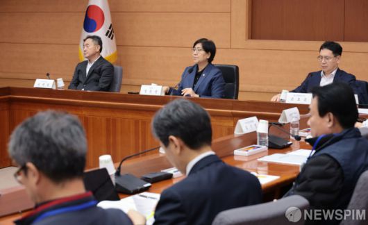 [서울=뉴스핌] 이길동 기자 = 정은경 보건복지부 장관이 24일 서울 종로구 정부서울청사에서 열린  제6차 국민연금기금운용위원회를 주재하며 모두 발언을 하고 있다.2025.11.24gdlee@newspim.com