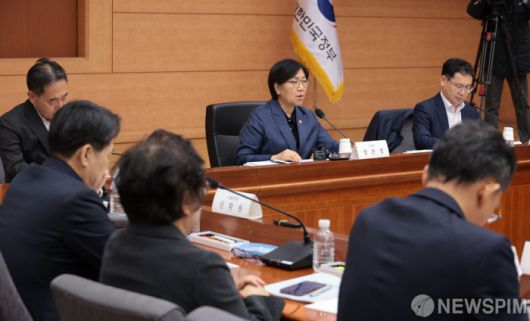 [서울=뉴스핌] 이길동 기자 = 정은경 보건복지부 장관이 24일 서울 종로구 정부서울청사에서 열린  제6차 국민연금기금운용위원회를 주재하며 모두 발언을 하고 있다 2025.11.24 gdlee@newspim.com