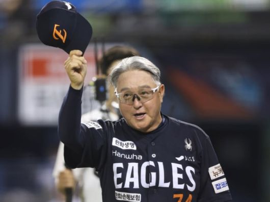 한화 김경문 감독이 두산을 꺾고 시즌 두 번째 10연승을 달성한 뒤 환화하는 한화팬들에 인사하고 있다. [사진=한화 이글스]