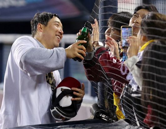 한화 김현수가 한국시리즈 5차전에서 승리한 후 팬들과 기쁨을 나누고 있다. [사진=LG 트윈스]