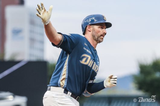 [서울=뉴스핌] NC의 외국인 타자 데이비슨이 지난 9월 27일 광주 KIA와의 경기에서 4회 솔로 홈런을 기록한 뒤 베이스를 돌고 있다. [사진 = NC] 2025.09.27 wcn05002@newspim.com