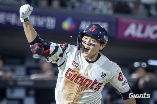 [서울=뉴스핌] 롯데 박찬형이 지난 8월 28일 사직구장에서 열린 KT와 홈경기 연장 10회말 동점 솔로포를 친 뒤 주먹을 불끈 쥐고 있다. [사진 = 롯데] 2025.11.25 wcn05002@newspim.com