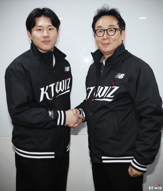 FA 외야수 최원준(왼쪽)이 25일 kt wiz와 계약한 뒤 기념 촬영하고 있다. [사진= kt wiz]