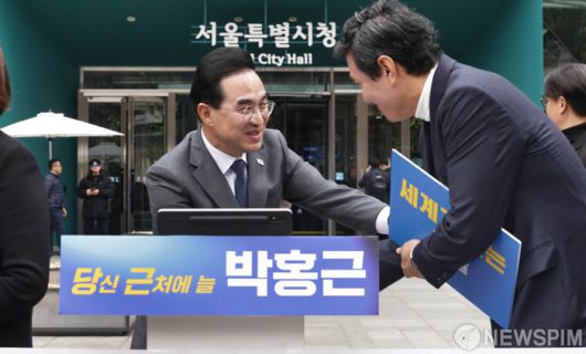 [서울=뉴스핌] 양윤모 기자 = 박홍근 더불어민주당 의원이 26일 오후 서울시청 앞에서 내년 6월 3일 치러지는 서울시장 출마를 선언하기전 참석자들과 악수하고 있다.  더불어민주당 원내대표를 역임한 4선 중진 박홍근 의원은 민주당 내 서울시장 출마를 가장 먼저 공식화 했다. 이 자리에서 박 의원은 현 서울시정의 문제를 3불(불안정·불균형·불평등)로 규정하고, '서울의 성장 동력 제고 방안' 등을 제시했다. 2025.11.26 yym58@newspim.com
