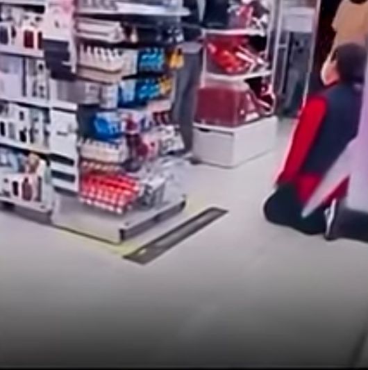 [순천=뉴스핌] 권차열 기자 =  전남 순천 한 다이소 매장 직원이 항의하는 고객에게 사과하는 모습. [사진=온라인 커뮤니티 갈무리] 2025.11.27 chadol999@newspim.com