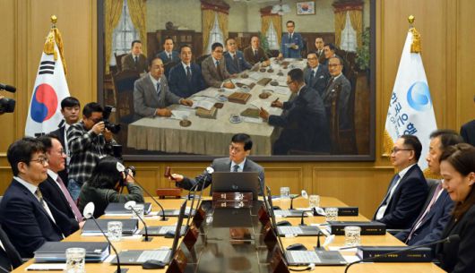 [서울=뉴스핌] 양윤모 기자 = 이창용 한국은행 총재가 27일 오전 서울 중구 한국은행 본관에서 열린 올해 마지막 금융통화위원회 본회의에서 회의를 알리는 의사봉을 두드리고 있다.  [공동취재] 2025.11.27 yym58@newspim.com